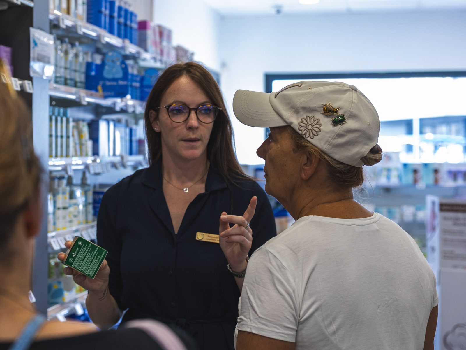 Un échange au comptoir de la pharmacie